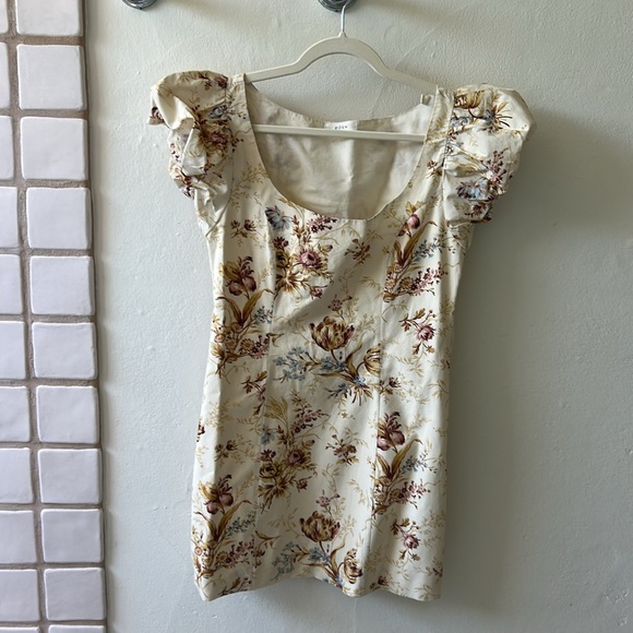 Doen Marci dress in field of tulips - Picture 3 of 5